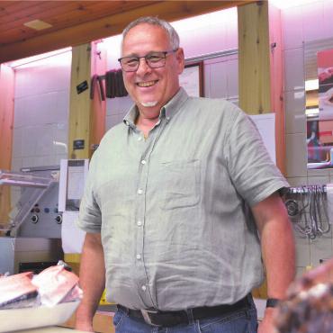 Abschied voller Dankbarkeit - Geht mit einem breiten Grinsen in Pension: Sepp Sax. 35 Jahre lang führte er den Dorfladen und die Metzgerei. Bild: Annemarie Keusch