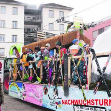 Wohlens eigener Sessellift - Wird auch in Wohlen die Blicke auf sich ziehen: der Wagen der neuen Füür Clique samt funktionierendem Sessellift. Bild: chh