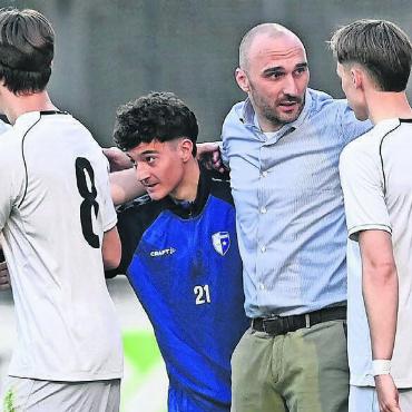 «Zu Tränen gerührt» - Trainer Rade Petkovic und die jungen Wohler schaffen den Klassenerhalt. Bild: awa/Archiv