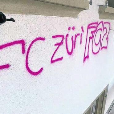 Kämpfen gegen das «FCZ»-Übel - Unbekannte hatten rund um das Haus die eben neu gestrichene Hauswand verunstaltet. Dafür waren sie auf das Baugerüst geklettert. Bilder: huy/zg