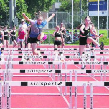 Faszination Männerstimmen - Über Hindernisse in Richtung Ziel hiess es beim Hürdenlauf. Bilder: jl