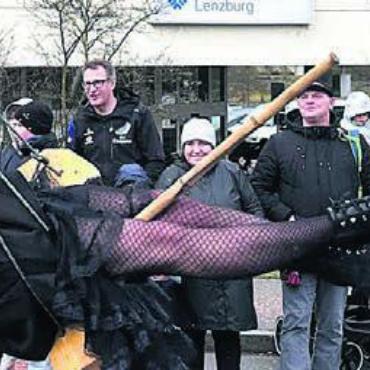 Klebriger Konfetti-Regen - Mit ihrem Motto «Hä-Hä-Häxerei» begeistert die Hächle-Zunft aus Hägglingen die grossen und kleinen Zuschauer.