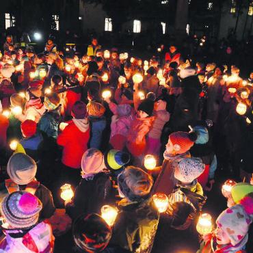 Lichterzauber im Klosterdorf - Zum gemeinsamen Finale trafen sich die Kinder im Klosterhof beziehungsweise auf dem Pausenplatz Rösslimatt. Bild: tst