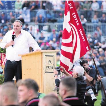 «Ich habe den König» - Ein letztes Mal im Mittelpunkt: Stefan Strebel bei der Krönung der Eidgenossen. Bilder: Stefan Sprenger