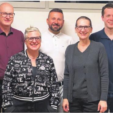 Für eine lebenswerte Gemeinde - Die SP-Führungscrew (vorne): Simone Allenspach und Laura Pascolin. Hinten (v. l.): Christof Hübscher, Sasha Stojmenovski, Matthias Schneider. Es fehlen: Corinne Manimanakis und Cyrille Meier. Bild: zg