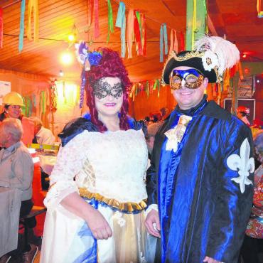 Träfe Sprüche zum Dorfleben - «La Donna Lotti» und «Il Cavaliere Strubig» – hier im «Coop-Beizli» – haben sich prächtig in Schale geworfen und als Duo ihr Publikum begeistert. Bilder: Thomas Stöckli