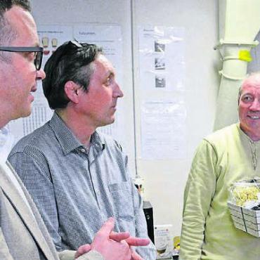 Nie eine Bewerbung geschrieben - Ehre, wem Ehre gebührt: CEO Dominic Meyerhans und Geschäftsleitungsmitglied Daniel von Felten verabschieden Walter Meyer (von links). Bild: chh
