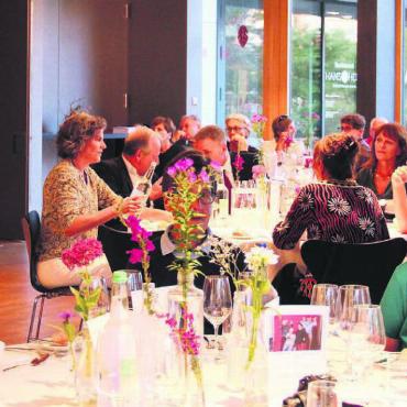 Klassiker noch heute aktuell - Das Jubiläumsfest war ein gemütlicher Abend mit einer Zeitreise in die Anfangsjahre der VHS und intensiven Gesprächen. Bild: Monica Rast