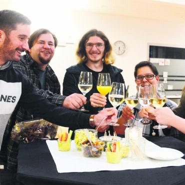 Allen Grund zum Feiern - Anstossen auf den Wahlerfolg (von links): Adriano Meyer (Unterstützer), die Mitglieder Patrick Stocker, Alain Brugger und Myriam Walter, Fabienne Steinmann (Unterstützerin) und Mitglied Livia Kundert. Es fehlen Pascal Stutz (Unterstützer) und Jessica Gisler (Mitglied). Bild: Chregi Hansen