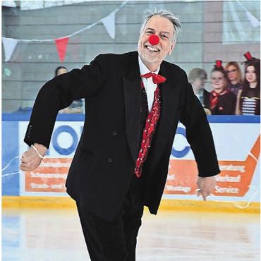 Bilder, Menschen, Emotionen - 8. März: Richard Furrer, Choreograf des EC Wohlen, begeistert als witziger Clown beim traditionellen Schaulaufen.
