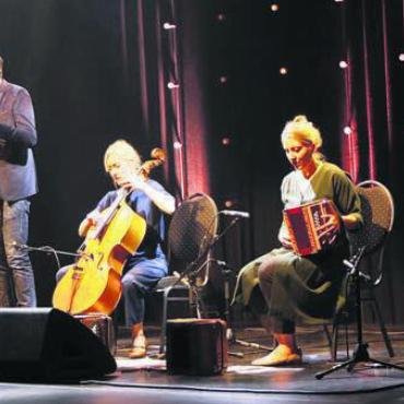 «Konzept hat sich bewährt» - Einer von vielen originellen Auftritten bei den Kulturtagen der Montis: Pedro Lenz mit Evelyn und Kristina Brunner. Bild: pd