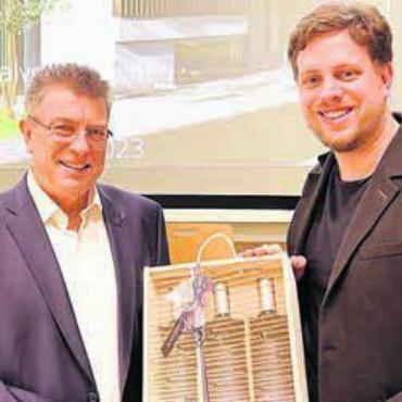 Anspruchsvolles Jahr - Für sein 13-jähriges Engagement als Revisor durfte Christian Weber (rechts) aus den Händen von Paul Huwiler ein önologisches Dankeschön in Empfang nehmen.