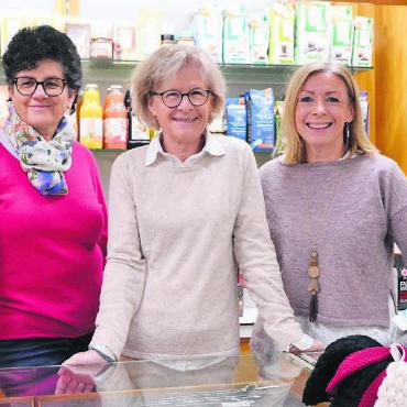 Doppelt Freude machen - Stehen zu hundert Prozent hinter den Produkten ihres claro-Ladens in Wohlen: (von links) Frida Ackermann, Lilo Veraguth und Sandra Roth. Bild: Sabrina Salm