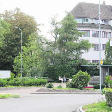Sorge um Standortgemeinden - Wohlen und Bremgarten sind von der Bankenübernahme als Standortgemeinden betroffen: In Wohlen stehen die Filialen der CS (links) und der UBS gleich nebeneinander. Bild: dm