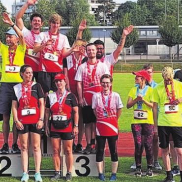 Rundum tolle Leistungen gefeiert - Viel Freude über einen Podestplatz: Siegerehrung der 4x100m-Staffeln. Bild: zg