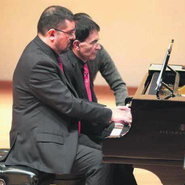 Von Mexiko ins Freiamt - Für gleich drei Konzerte kommt der mexikanische Meisterpianist Héctor Ocampo (vorne) in die Schweiz. Beim ersten Konzert in Wohlen wird er von seinem früheren Lehrer Raúl de la Mora begleitet, das Duo tritt seit 35 Jahren gemeinsam auf. Bilder: zg