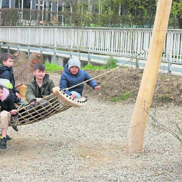 Ein Bijou geschaffen - Gemeindeammann Arsène Perroud eröffnet offiziell den Spielplatz. Stellvertretend für die Jugend ist der Schülerrat vom Junkholz anwesend. Bild: mo