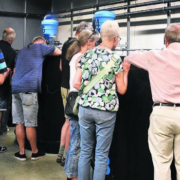 Frisch auf den Tisch - Neugierig versuchen die Besucher, in den Wassertanks einen Blick auf die Fische zu erhaschen.