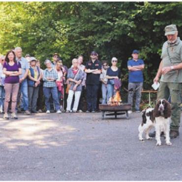 Auf Entdeckungstour im Hardwald - Die Mitglieder des Jagdvereins Zufikon stellten sich, ihre Arbeit und ihre Schweisshunde vor. Auch haben sie für die Bevölkerung viel Besichtigungsmaterial mitgenommen. Bild: sab