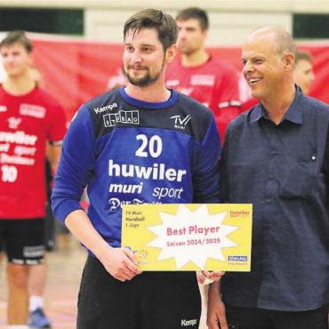 An der Sensation geschnuppert - Kim Davidson (links) wurde zum besten Spieler bei den Murianern ausgezeichnet.