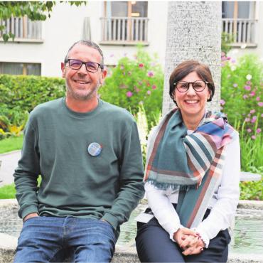 Tradition heisst vorwärtsgehen - Ein kurzes Sich-Hinsetzen. Thomas Weber, Kommunikation, und Margit Schneider, Direktion, wollen zusammen mit dem Leitungsteam bis Jahresende eine Strategie für eine nachhaltige Unternehmensführung definieren. Bild: Verena Anna Wigger