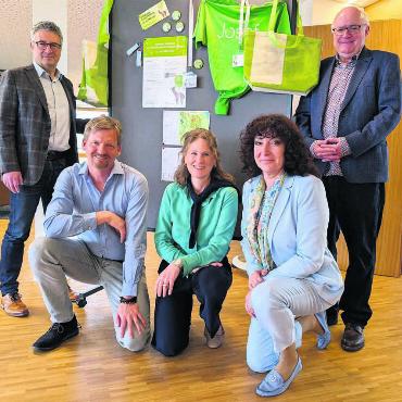 «Ein Fest, um Danke zu sagen» - Fünf von rund 30 Mitgliedern des OK von «Josef feiert Allegra» (von links): Thomas Bopp (Präsident), Jerry Schneiter (öffentliche Anlässe), Mirjam Hegenbarth (Kommunikation), Kerstin Lücker (Verpflegung) und Markus Detmer (Sekretariat). In  diesen Tagen starten auch die Marketingaktivitäten rund um das Fest. Darüber  hinaus werden zahlreiche kleine und grössere Utensilien angefertigt, die 
rund um das Fest verkauft oder verschenkt werden (siehe Hintergrund). 
Bild: Marco Huwyler