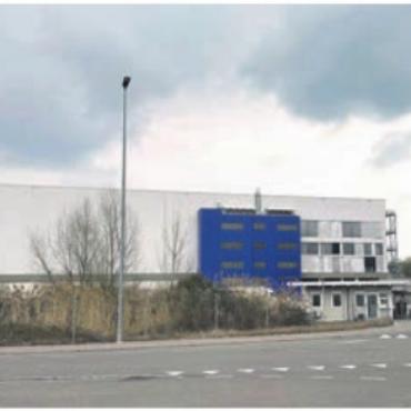 Viel Fläche und 70 Arbeitsplätze - Eine der neuen Hallen. Bild: spr