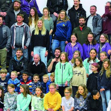 Feueralarm und kalte Füsse - Hier kommen sie alle zusammen: strahlende Gesichter beim Generationenfoto. Bilder: Vincenz Brunner/Celeste Blanc/zg