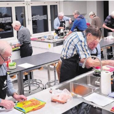 Gourmetküche trifft auf Anfänger - Schwitzen in der Schulküche: An fünf Abenden führte Hugo Weibel die Villmerger Senioren in die Geheimnisse des feinen Kochens ein. Bilder: Chregi Hansen