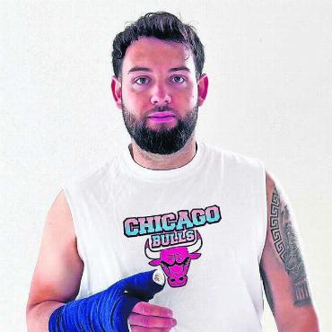 Riesiges Glück nach heftiger Kollision - Dominik Stutzer am Tag seiner Operation. «Es geht bergauf», sagt er. Bild: zg