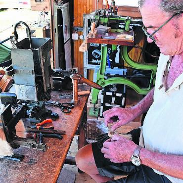 Mit Liebhabern fachsimpeln - Theo Hagenbuch bei seiner Arbeit als Bürstenmacher, die er als Hobby betreibt. Die Artikel sind zwar Handarbeit, doch Design und Funktionalität sind gewährleistet.