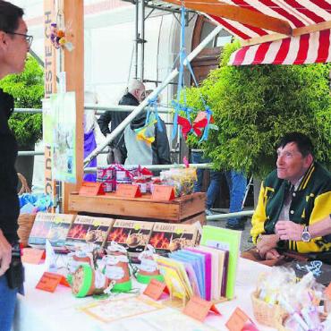 Frühlingsfest schafft Verbindung - Am Stand werden Artikel aus der Aktivierung zum Kauf angeboten.