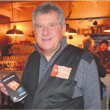 Soziale Bezahlkarte - Christian Wohlwend ist vom Nutzen der Verd-Karte überzeugt. Er hofft, dass sie sich schweizweit ausbreitet. Bild: Roger Wetli