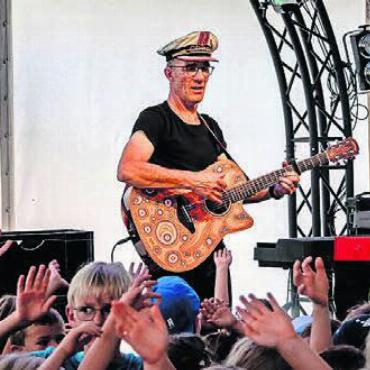 Vergnüglicher Tag für die Kleinen - Der Kinderliedermacher und Musiker Andrew Bond gibt ein Konzert in Widen. Bild: Nathalie von Arx
