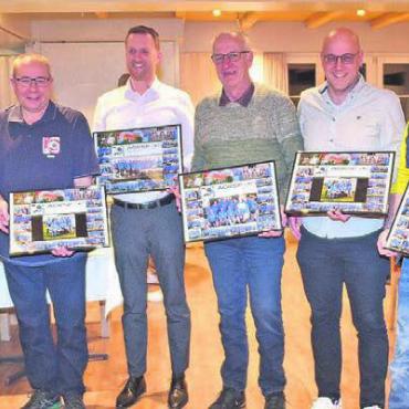 Ganz viele zufriedene Gesichter - Die Vertreter der acht Trägervereine aus Beinwil, Benzenschwil, Buttwil-Geltwil, Muri, Sins, Merenschwand, Aristau und Boswil erhielten ein Erinnerungsbild und eine Gewinnbeteiligung.