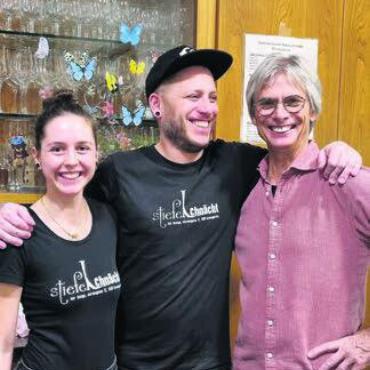 Mit Rockstars und Wanderschuhen - Das HGV-Fondue-Dreamteam verwöhnte alle: Juri Tirez (Mitte) mit Partnerin Nadine und Vater Hans. Bild: zg