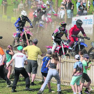 Endlich wieder Motorenparty - Vorsicht, Dreck fliegt und wird herumgeschleudert. Diese Szene ereignete sich am Samstag nach einem Kategorienstart. Bild: Stefan Sprenger