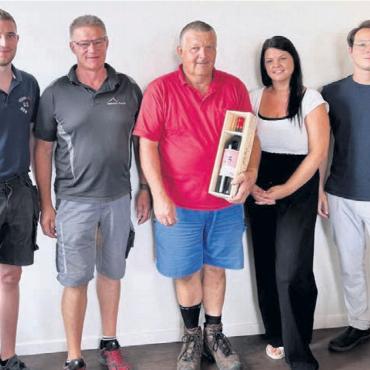 Seit 35 Jahren auf Pikett - Kurt Käslin an seinem Geburtstag und bei seinem Arbeitsjubiläum, umgeben vom Gemeinderat Aristau, welcher ihm gratuliert und dankt.