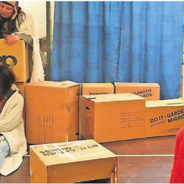 Das Geheimnis der blauen Flasche - Maxi (Fabienne Bossart, links) im Zügelchaos. Herr Sternheim (Willy Müller) und Frau Lichtblau (Grazia Giampà) haben sich gefunden, beobachtet von Herrn Bello (Irene Kirchmeier). Bild: zg