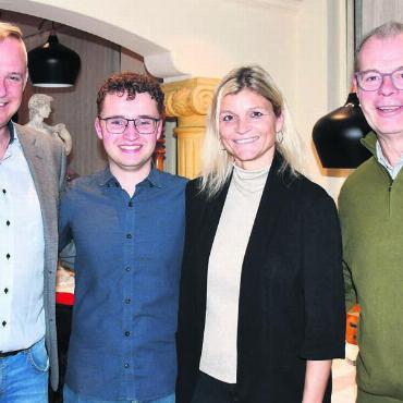 Vor allem die SVP strahlte - Das Quartett der FDP (von links): Dieter Stäger, Lionel Zingg, Denise Strasser und Sämi Keller. Bild: Daniel Marti