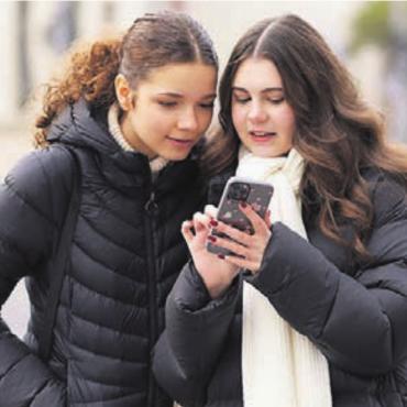 «Dem Gehirn tut das gut» - Durch das Verbot auf dem Pausenplatz sollen die Jugendlichen wieder direkt kommunizieren und nicht über das Smartphone. Bild: pixabay.de