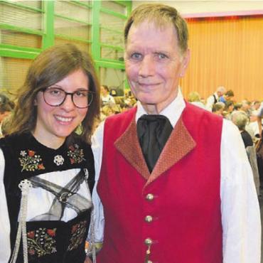 Uraufführungen geglückt - Die Dintiker Kantischülerin Nadine Schüpbach hat für ihre Maturarbeit den Volkstanz «Mis Liecht» geschrieben und wurde dabei von Werner Vogel unterstützt.