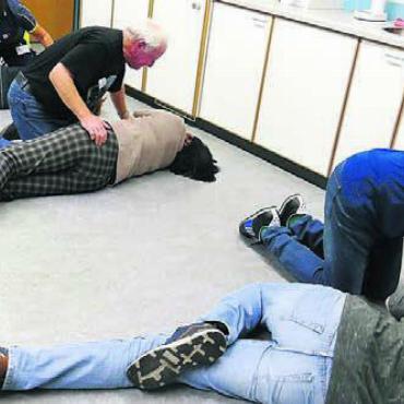 Nur nichts tun ist falsch - Paarweise wird die stabile Seitenlagerung geübt. Bild: zg