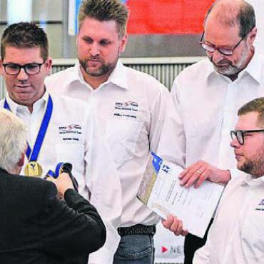 Beflügelt aufs Podest - In der Teamwertung zum klassischen Kunstflug erreichte die Schweiz den 2. Platz. Auch Indoor-Flyers-Mutschellen-Präsident Schürmann (2. v. l.) gehört dem Nati-Kader an.