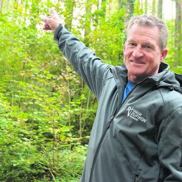 Nur Vorteile seit Jahrzehnten - Förster Urs Huber leitet sowohl den Forstbetrieb Zufikon als auch 
denjenigen im Kelleramt. Für «seinen» Wald setzt er sich sehr stark ein.
Bild: Archiv/rwi