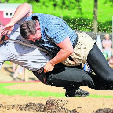 Erst stark, dann harzig - Andreas Döbeli (oben) gegen den Eidgenossen Lars Voggensperger. Dieser Gang endete gestellt. Bild: Freshfocus
