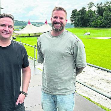 Dieses Mal bitte mit Sonnenbrille - Die Macher des Hive Air am vergangenen Dienstag auf dem Gelände: Anatol Gschwind (links) und Robin Brühlmann. Hinten das Zelt des Circus Monti. Bild: Stefan Sprenger
