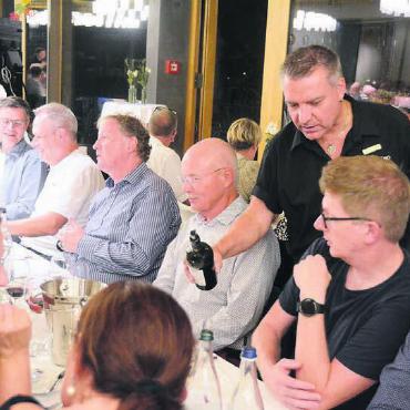 Fast ein Familientreffen - Die Weine von Dieter Meier wurden ausgiebig degustiert – gerne mit Nachschenken.