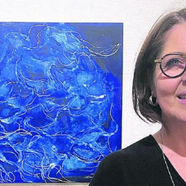 Ein kunstvoller Abend - Die Malerin Claudia Bucher Martin mit ihrem persönlichen Lieblingswerk der Ausstellung. Bild: ssr