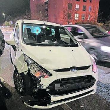 Unfallbeteiligte war alkoholisiert - Die Ford-Fahrerin musste noch am Unfallort den Führerausweis abgeben. Bild: pz